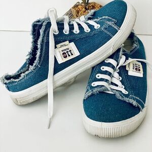 Gorgeous THE TOPING Sz 8 Distressed Medium Wash Denim Slip on Sneakers